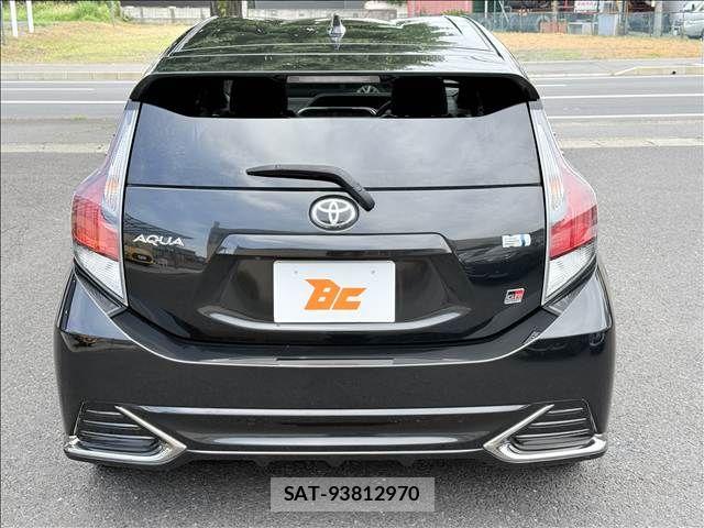 Toyota AQUA 2018-08 8034378-22
