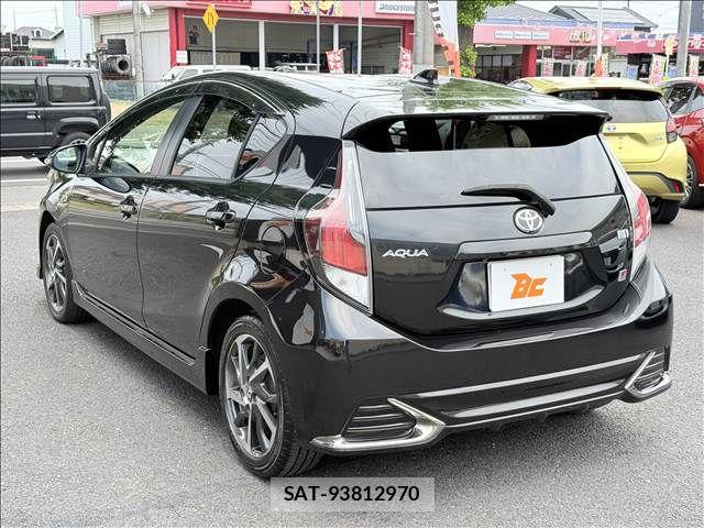 Toyota AQUA 2018-08 8034378-7