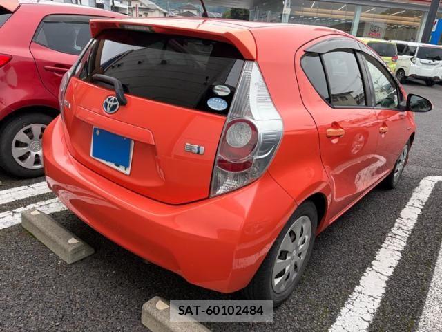 Toyota AQUA 2012-01 8034413-3