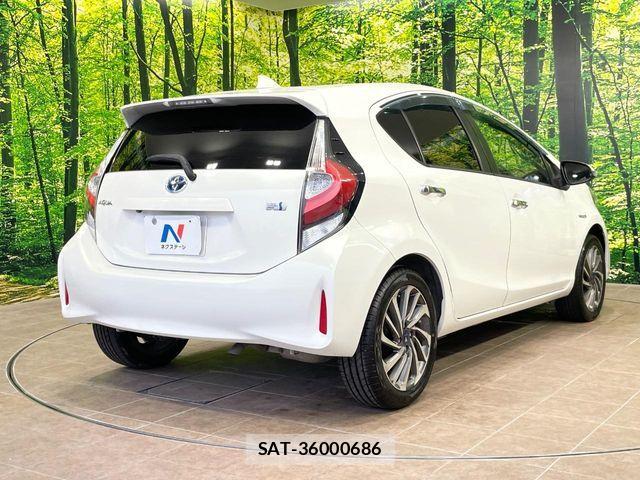 Toyota AQUA 2017-07 8034373-16