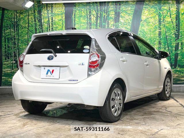 Toyota AQUA 2014-05 8034388-16