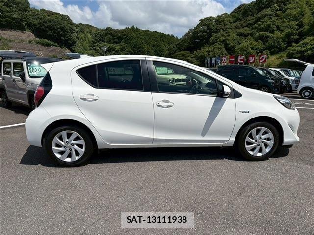 Toyota AQUA 2018-02 8034380-9