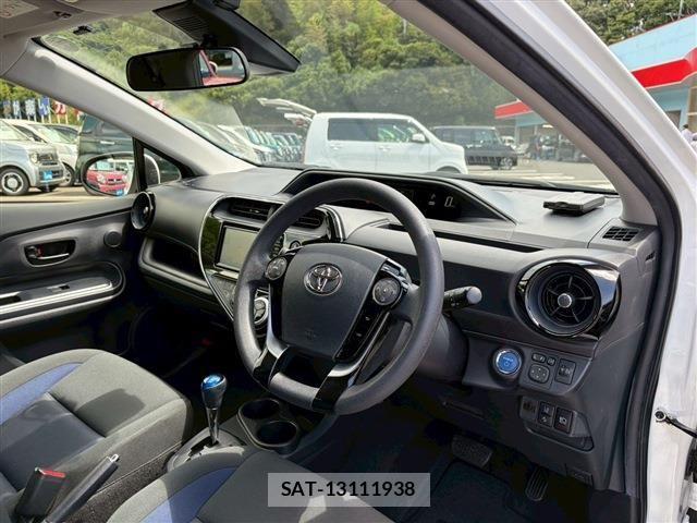 Toyota AQUA 2018-02 8034380-12