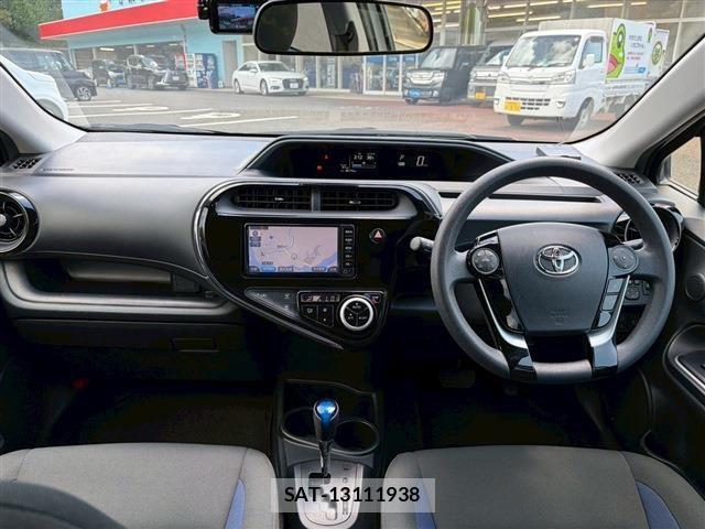 Toyota AQUA 2018-02 8034380-13