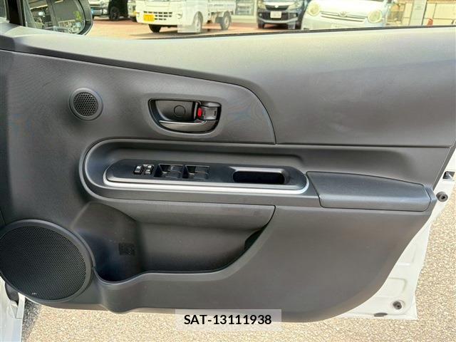 Toyota AQUA 2018-02 8034380-28