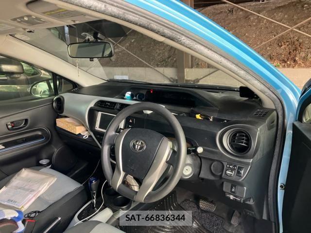 Toyota AQUA 2013-08 8034426-14