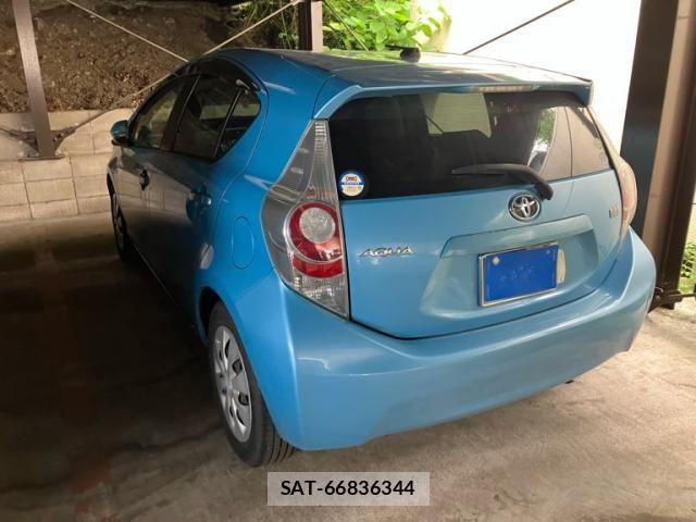 Toyota AQUA 2013-08 8034426-3