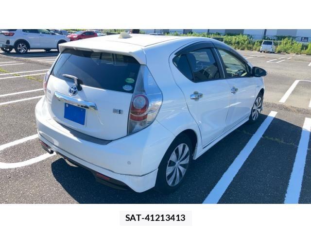 Toyota AQUA 2014-02 8034399-3