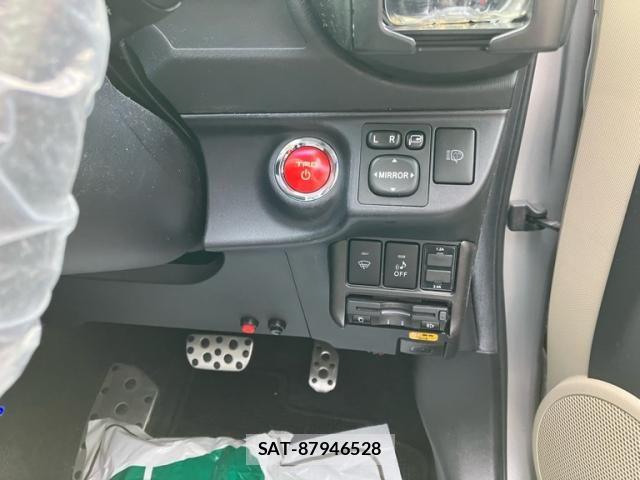 Toyota AQUA 2013-03 8034391-12