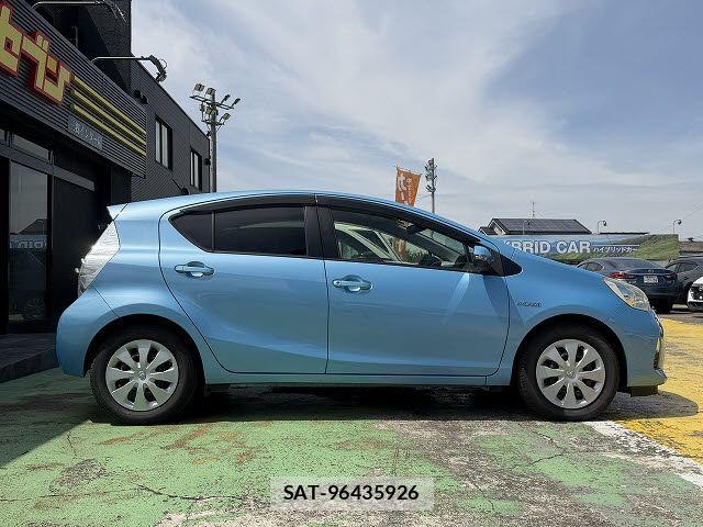 Toyota AQUA 2013-08 8034393-13