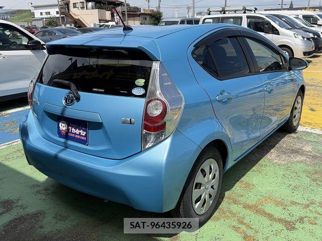 Toyota AQUA 2013-08 8034393-1