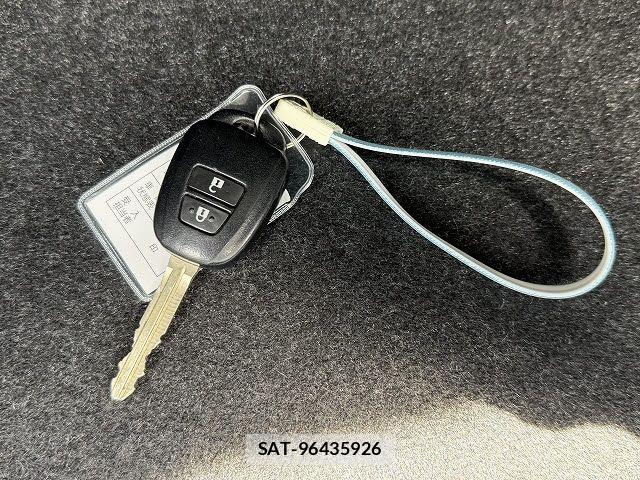 Toyota AQUA 2013-08 8034393-26