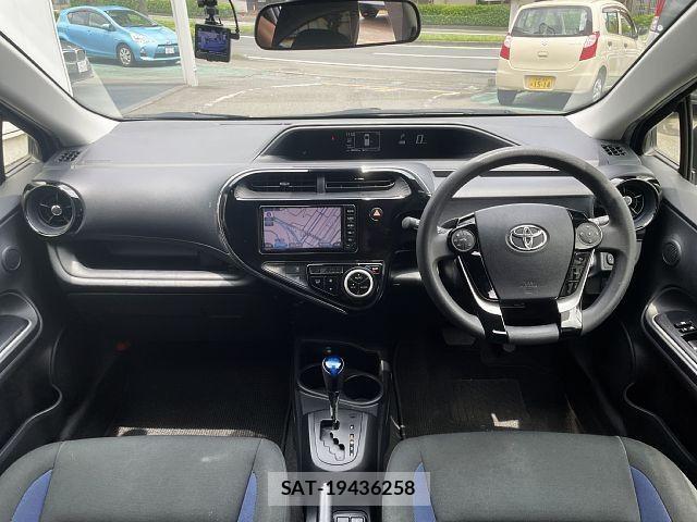 Toyota AQUA 2018-02 8034376-1