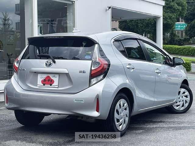 Toyota AQUA 2018-02 8034376-2