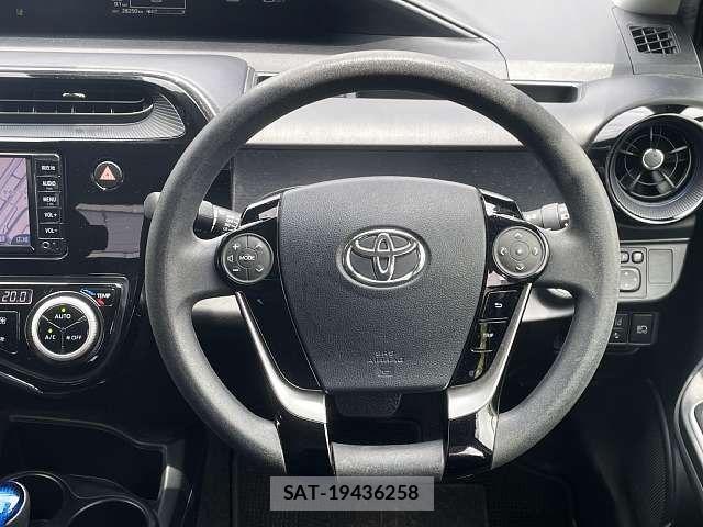 Toyota AQUA 2018-02 8034376-4
