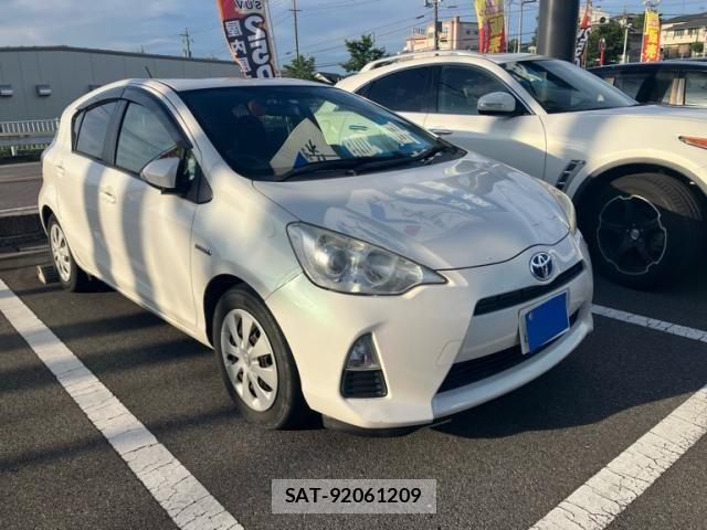 Toyota AQUA 2012-08 8034407-0