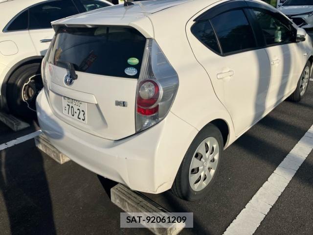 Toyota AQUA 2012-08 8034407-4
