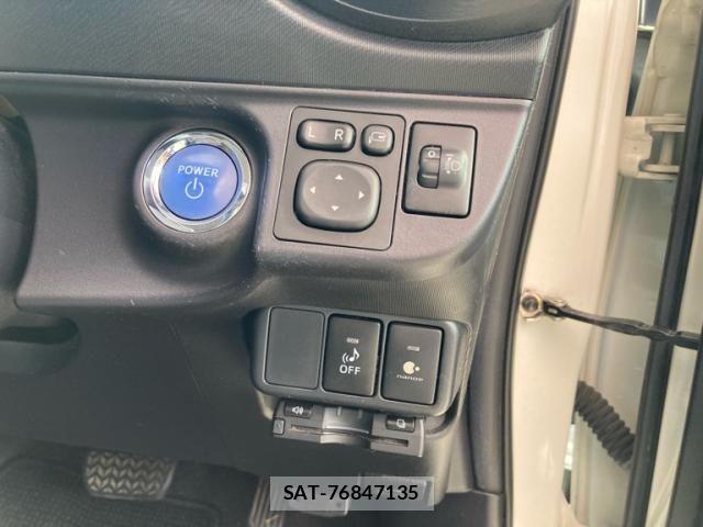 Toyota AQUA 2013-12 8034397-18