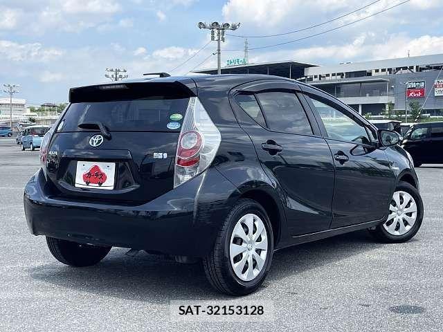 Toyota AQUA 2013-09 8034389-2