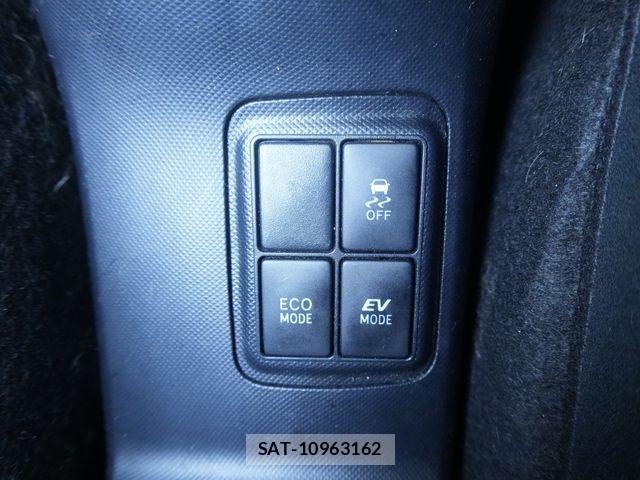 Toyota AQUA 2015-03 8034381-14