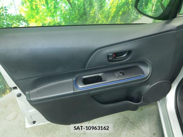 Toyota AQUA 2015-03 8034381-21