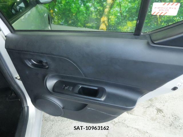 Toyota AQUA 2015-03 8034381-23