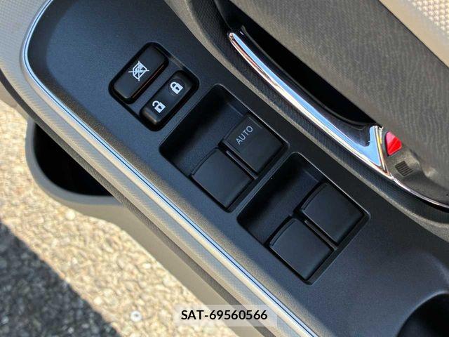 Toyota AQUA 2013-07 8034383-15