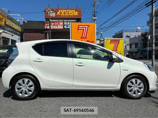 Toyota AQUA 2013-07 8034383-24