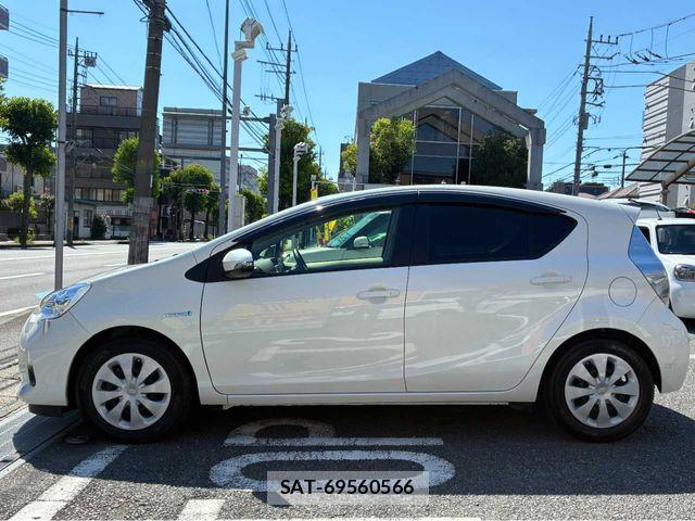 Toyota AQUA 2013-07 8034383-25