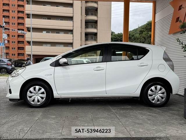 Toyota AQUA 2013-05 8034422-11