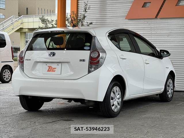 Toyota AQUA 2013-05 8034422-12