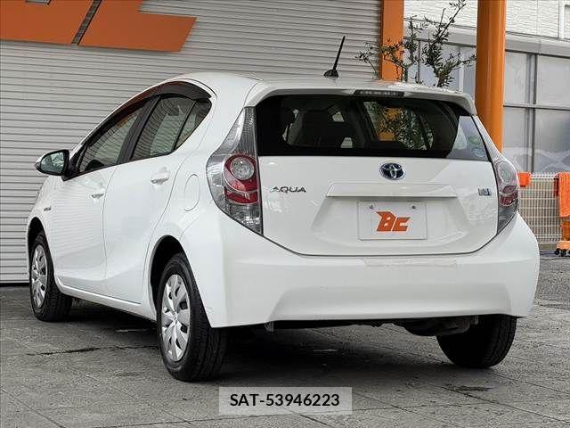 Toyota AQUA 2013-05 8034422-14