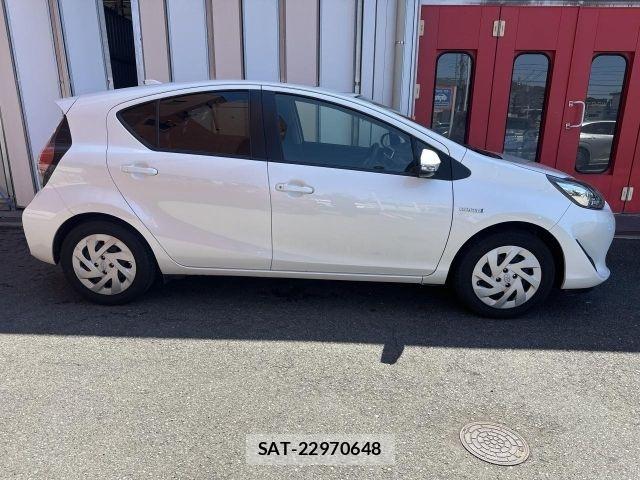Toyota AQUA 2018-04 8034375-16