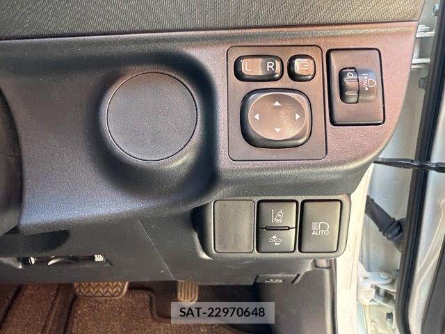 Toyota AQUA 2018-04 8034375-23