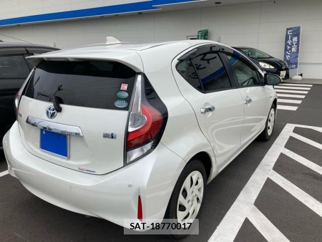 Toyota AQUA 2018-04 8034392-3