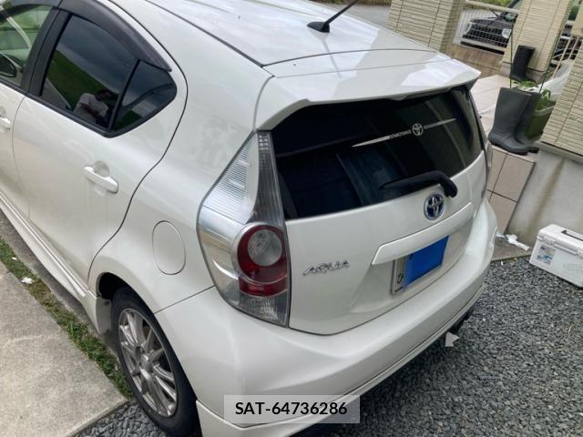 Toyota AQUA 2013-08 8034414-2