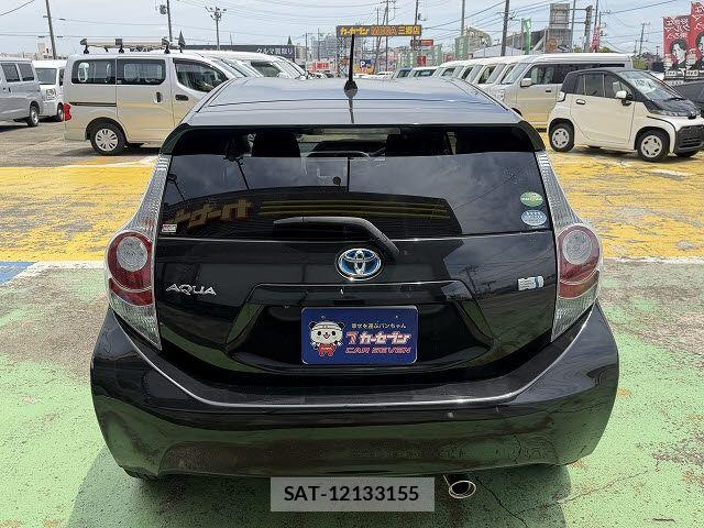 Toyota AQUA 2013-10 8034396-11