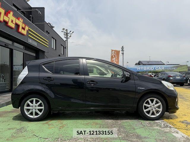 Toyota AQUA 2013-10 8034396-13
