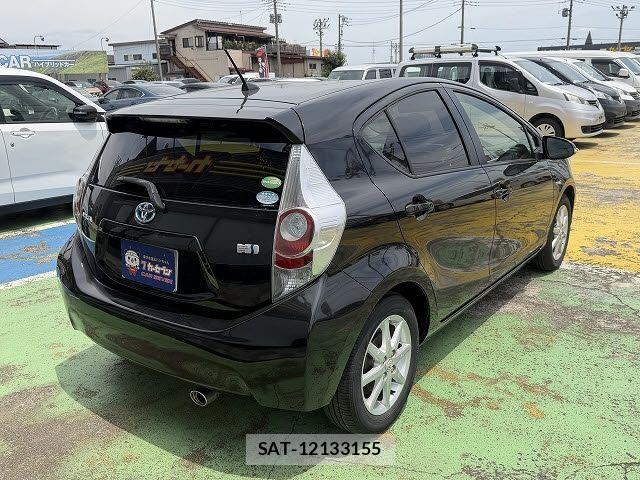 Toyota AQUA 2013-10 8034396-1
