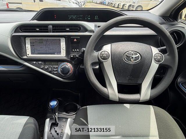 Toyota AQUA 2013-10 8034396-2
