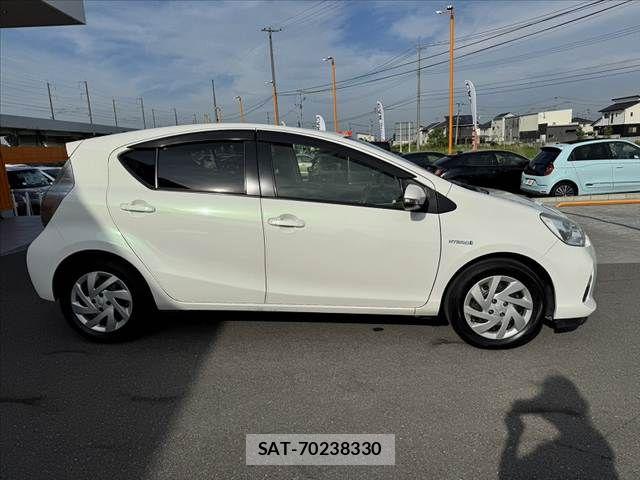 Toyota AQUA 2013-10 8034395-10