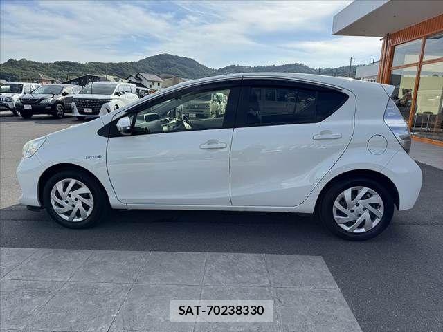 Toyota AQUA 2013-10 8034395-11