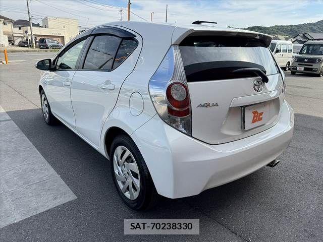 Toyota AQUA 2013-10 8034395-12