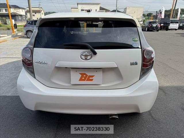 Toyota AQUA 2013-10 8034395-13