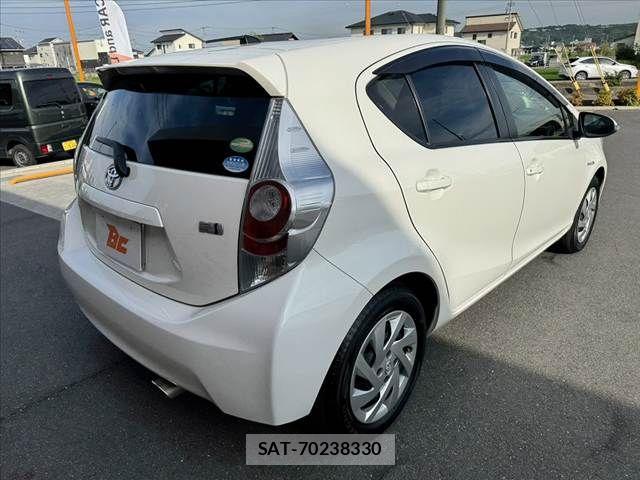 Toyota AQUA 2013-10 8034395-14