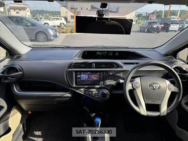 Toyota AQUA 2013-10 8034395-1