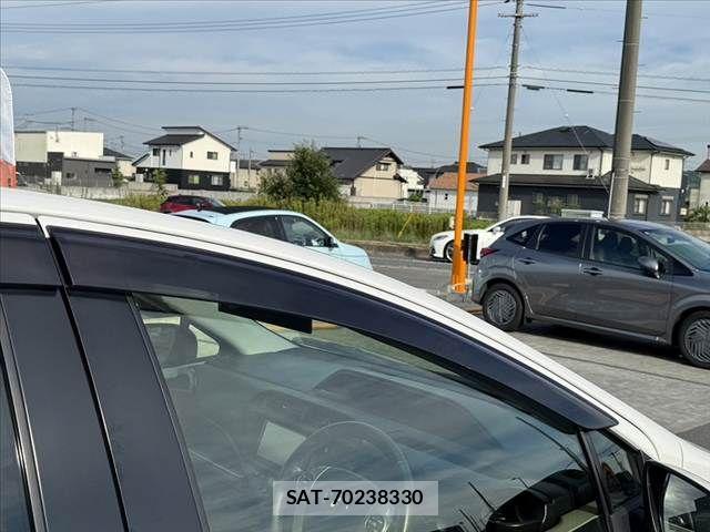 Toyota AQUA 2013-10 8034395-29