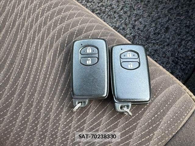 Toyota AQUA 2013-10 8034395-6