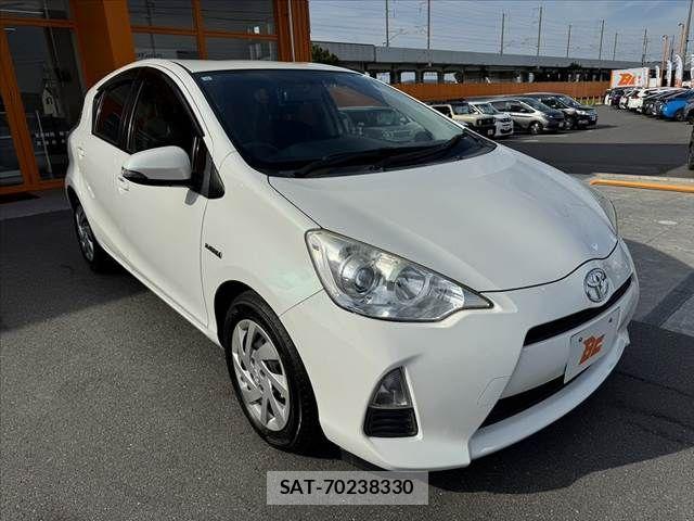 Toyota AQUA 2013-10 8034395-7