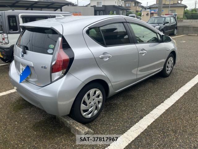 Toyota AQUA 2015-08 8034405-5